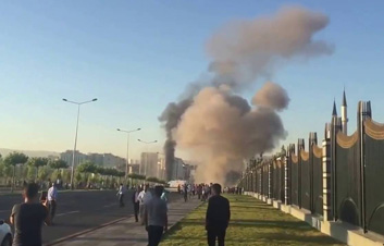 Darbeciler halkı havadan bombaladı.